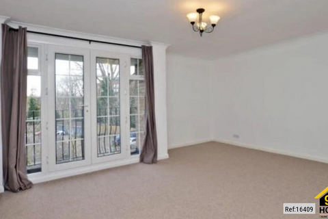3 bedroom flat to rent, Swallow close, Staines-upon-Thames, London, TW18