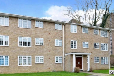 3 bedroom flat to rent, Swallow close, Staines-upon-Thames, London, TW18