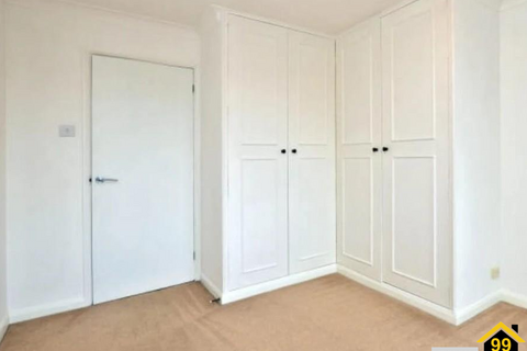 3 bedroom flat to rent, Swallow close, Staines-upon-Thames, London, TW18