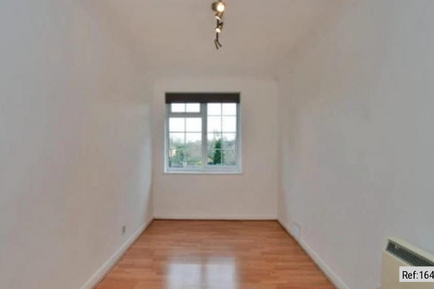 3 bedroom flat to rent, Swallow close, Staines-upon-Thames, London, TW18
