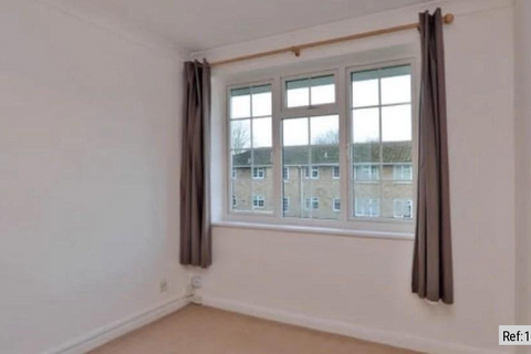 3 bedroom flat to rent, Swallow close, Staines-upon-Thames, London, TW18
