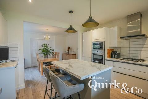 4 bedroom detached house for sale, Crescent Road, Canvey Island, SS8