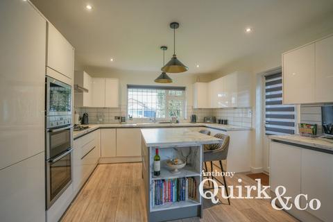 4 bedroom detached house for sale, Crescent Road, Canvey Island, SS8