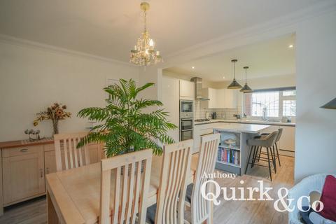 4 bedroom detached house for sale, Crescent Road, Canvey Island, SS8