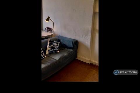 3 bedroom flat to rent, Gladstone Terrace, Edinburgh, EH9