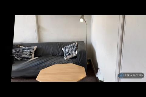 3 bedroom flat to rent, Gladstone Terrace, Edinburgh, EH9