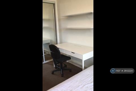 3 bedroom flat to rent, Gladstone Terrace, Edinburgh, EH9