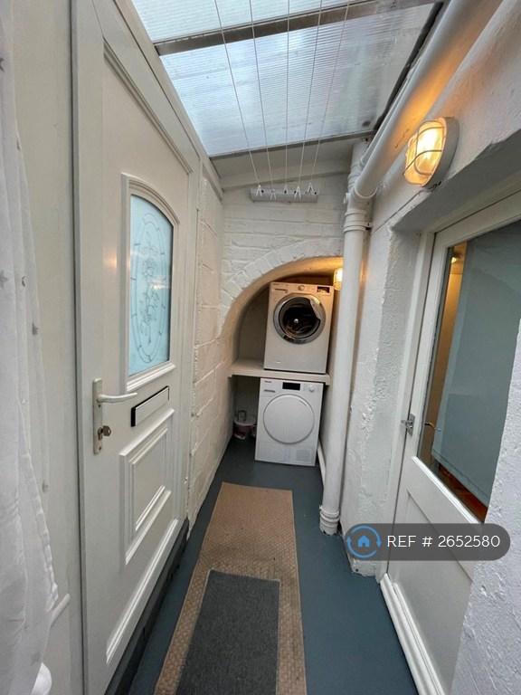 Utility Room washing Machine And Tumble Dryer