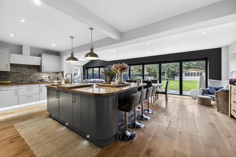 5 bedroom detached house for sale, Lodge Park, Towcester, NN12