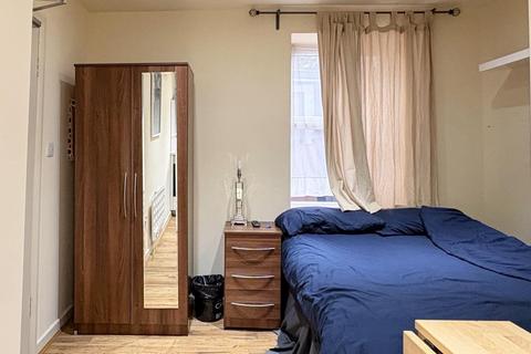 Studio to rent, High Road