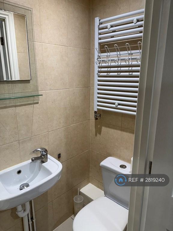 Room 6 - Ensuite
