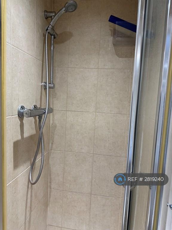 Room 6 - Ensuite