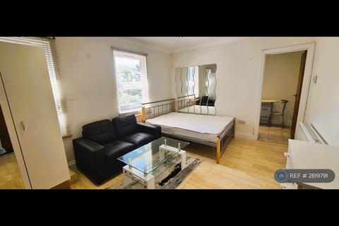Studio to rent, New Southgate, London, N11