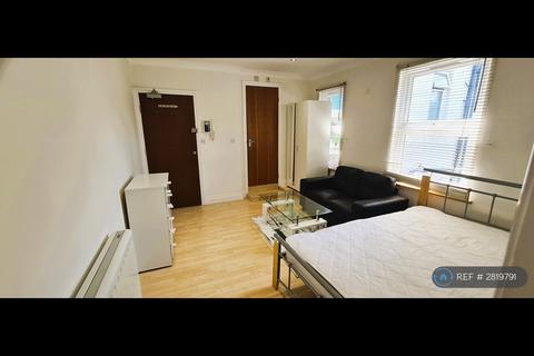 Studio to rent, New Southgate, London, N11