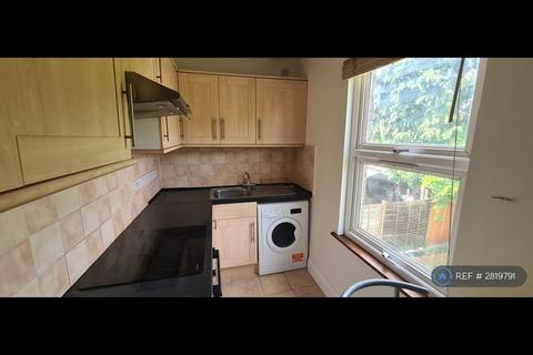 Studio to rent, New Southgate, London, N11