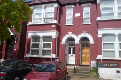 Studio to rent, New Southgate, London, N11