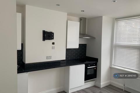 1 bedroom in a house share to rent, London, London, SW17