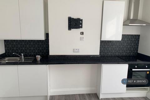1 bedroom in a house share to rent, London, London, SW17