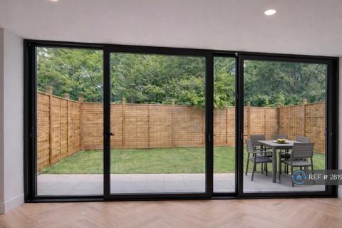 undefined, Grand Drive, London, SW20