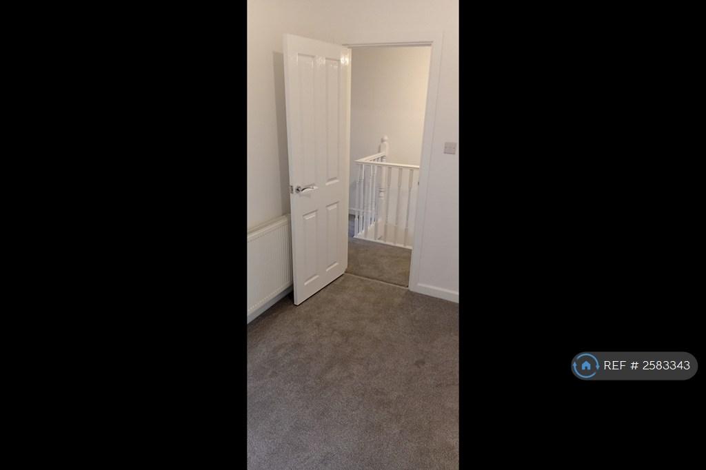 Bedroom 2 (Middle)