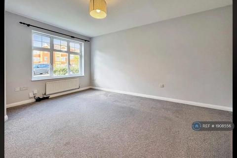 3 bedroom semi-detached house to rent, Avondale Gardens, Hounslow, TW4