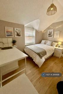 1 bedroom in a house share to rent, Sandecotes Road, Poole, BH14