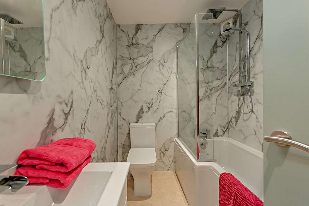 En-suite to Bedroom Two