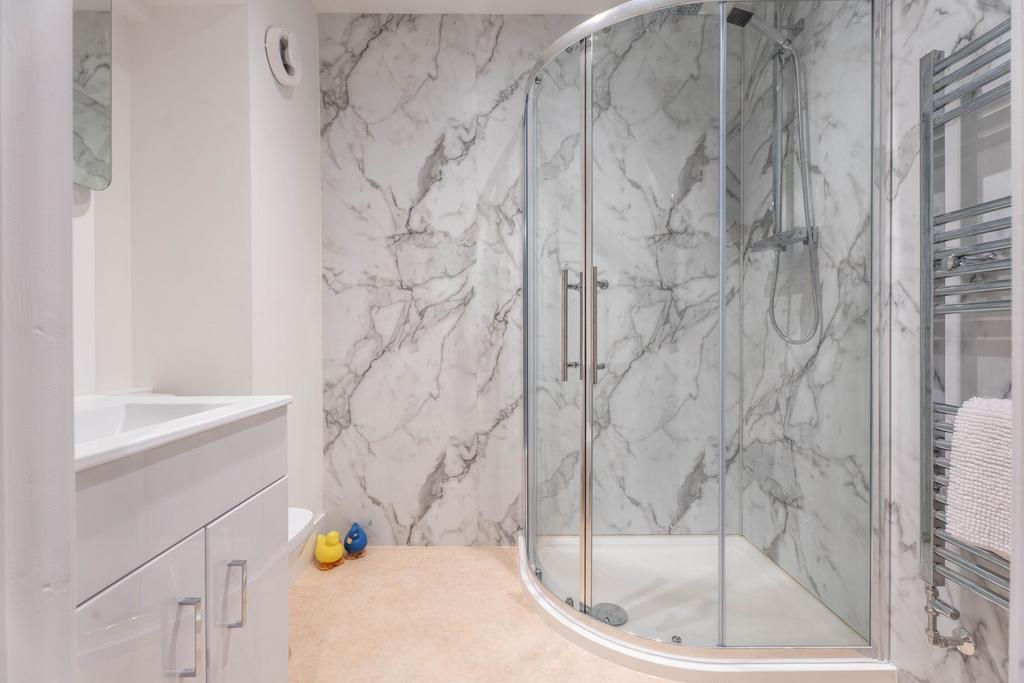 En-suite to Bedroom Four
