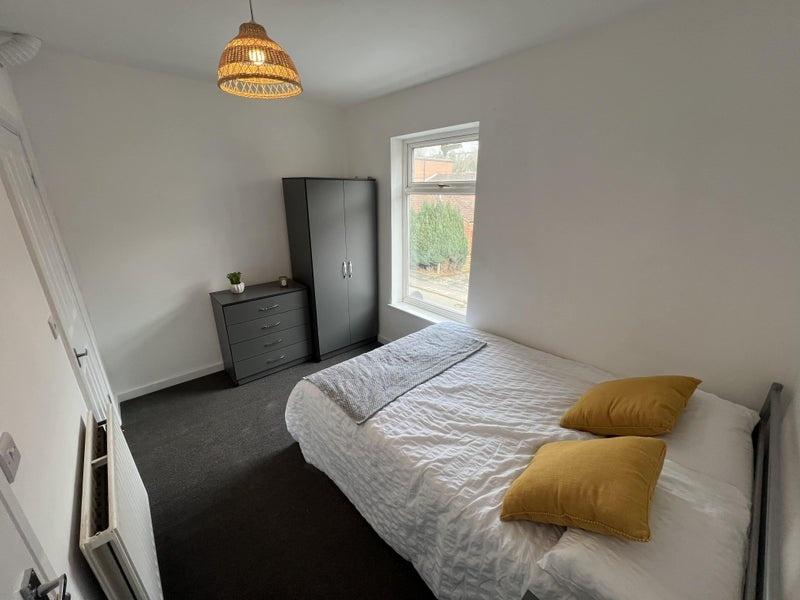 A neat and cozy double bedroom featuring a comf...