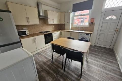 4 bedroom house to rent, Hessle View, Leeds LS6