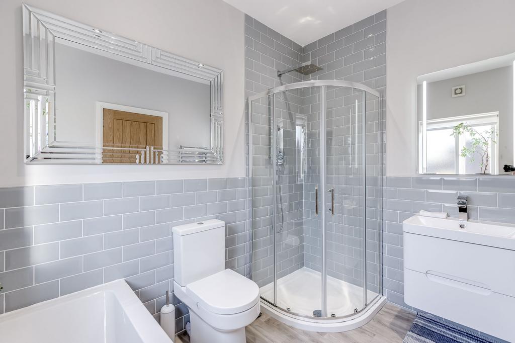 Main En-suite