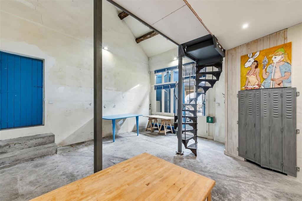 Kitchen to front.jpg