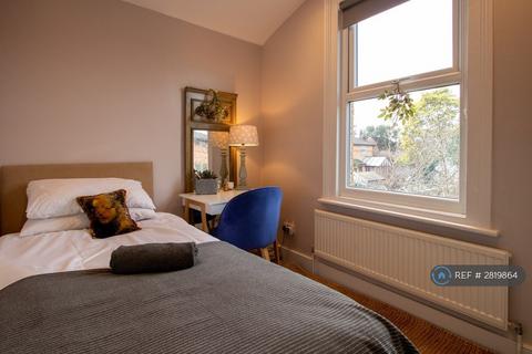 undefined, Waldegrave Road, Teddington, TW11