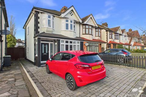 3 bedroom semi-detached house to rent, Kenilworth Gardens, Hornchurch