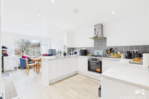 3 bedroom semi-detached house to rent, Kenilworth Gardens, Hornchurch