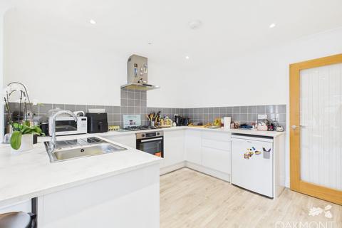 3 bedroom semi-detached house to rent, Kenilworth Gardens, Hornchurch