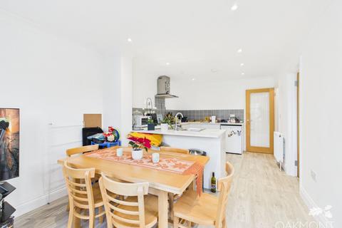 3 bedroom semi-detached house to rent, Kenilworth Gardens, Hornchurch