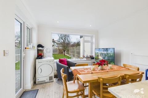 3 bedroom semi-detached house to rent, Kenilworth Gardens, Hornchurch