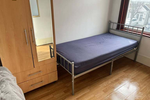 1 bedroom in a house share to rent, Wanstead Park Road, London, IG1