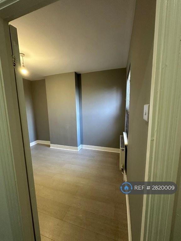 Middle Bedroom