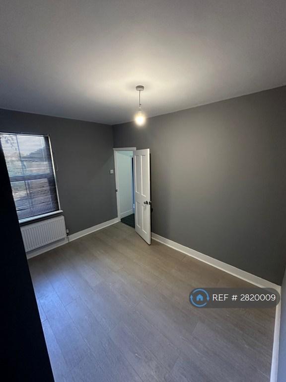 Middle Bedroom
