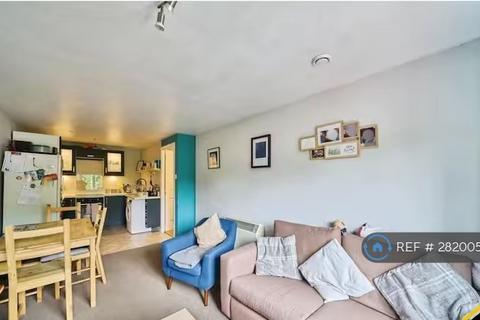 1 bedroom flat to rent, Linden Place, Staines-Upon-Thames, TW18
