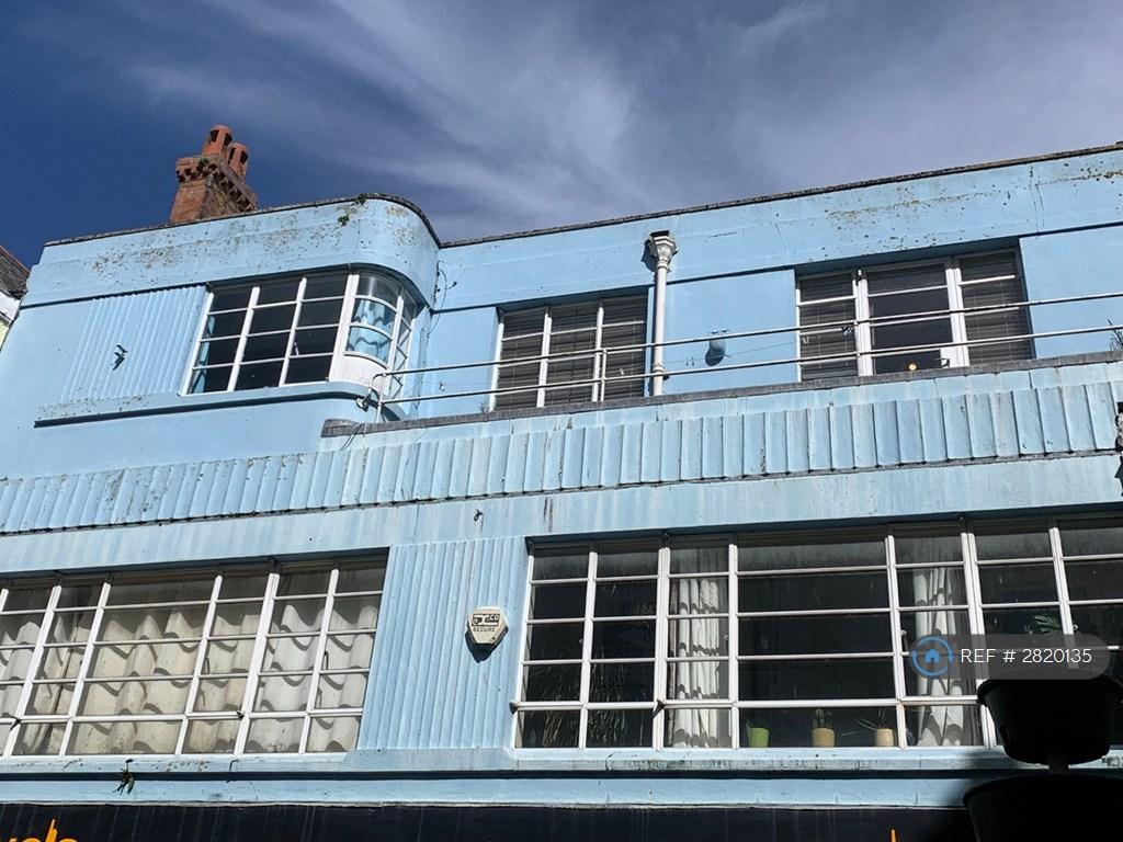 Art Deco Two Bed Flat In Central Penzance