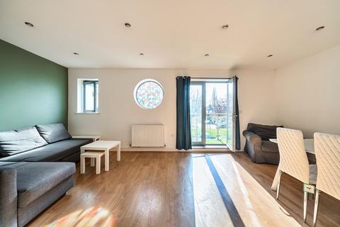 1 bedroom flat for sale, Challis House, St. James Grove, SW11