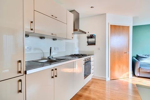 1 bedroom flat for sale, Challis House, St. James Grove, SW11