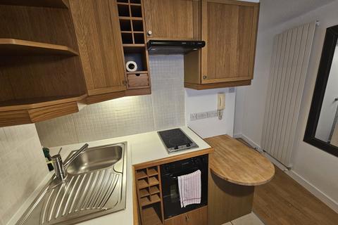Studio to rent, Cartwright Gardens, Bloomsbury, WC1H