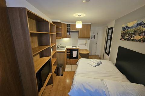 Studio to rent, Cartwright Gardens, Bloomsbury, WC1H