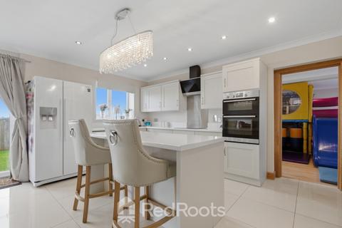 5 bedroom detached house for sale, Peters Close, Pontefract WF9