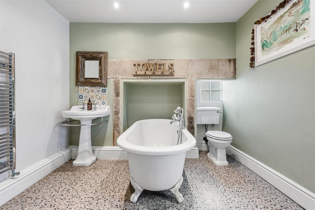 Bath, sink and WC.jpg