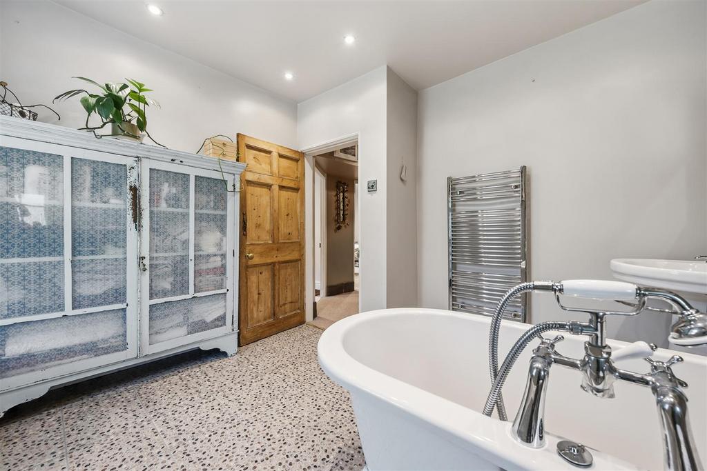 Bathroom to landing.jpg
